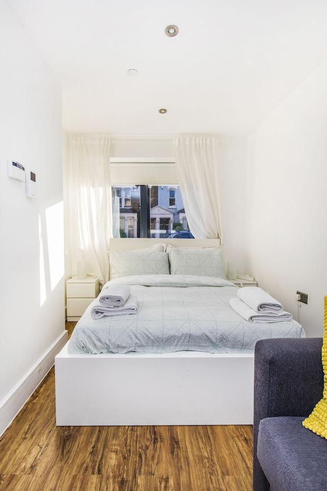 Step-free Fast Wifi Parking Room