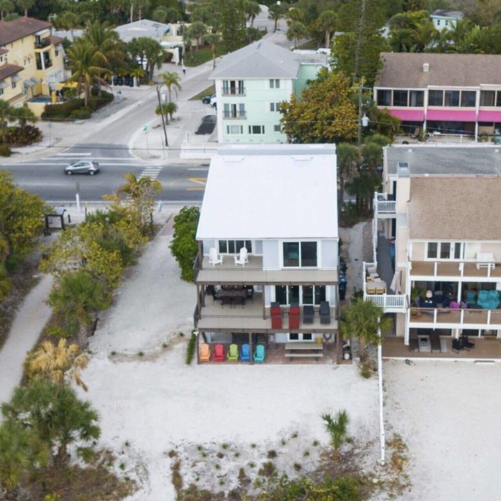 إيه تايد ثات بيندز إس باي بيتش سايد ام م جي تي منظر من الجو