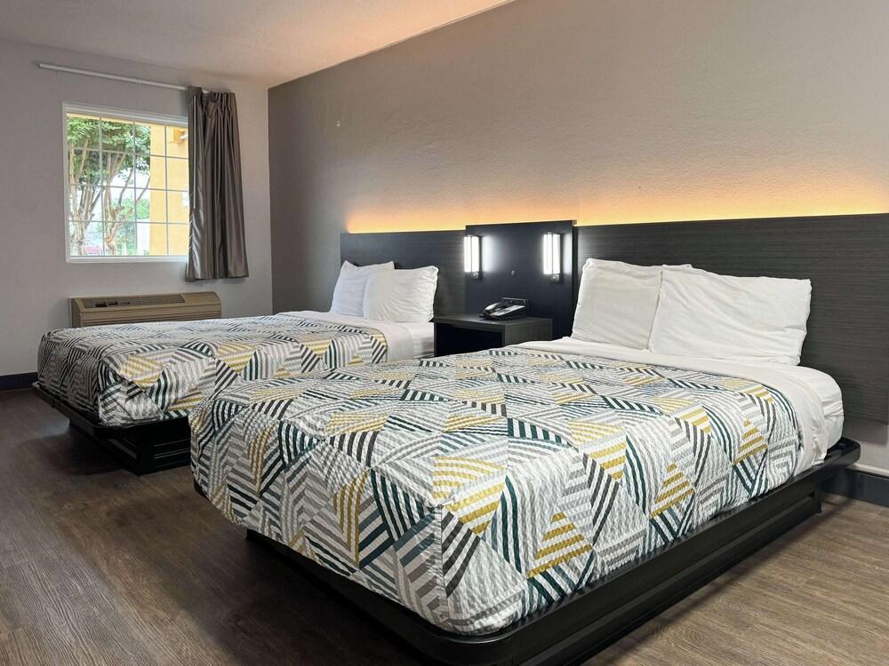 موتل 6 هانتسفيل، أ ال - يونيفيرسيتي د ور غرفة