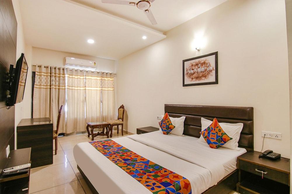 Fabhotel Woods Inn