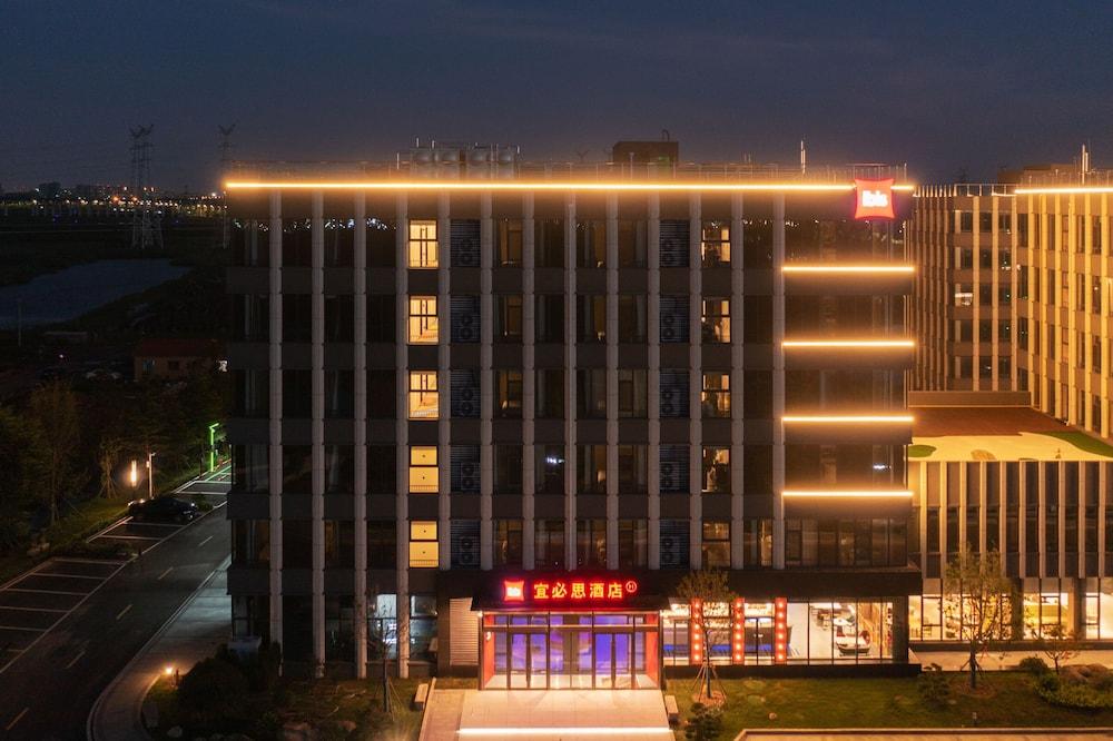 ibis Jiaodong Airport EMU Town Store Exterior