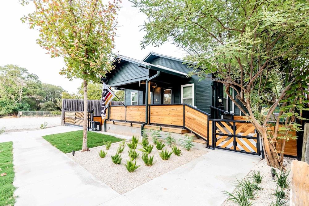 Best Location in Downtown NB Golf Cart Included! Exterior