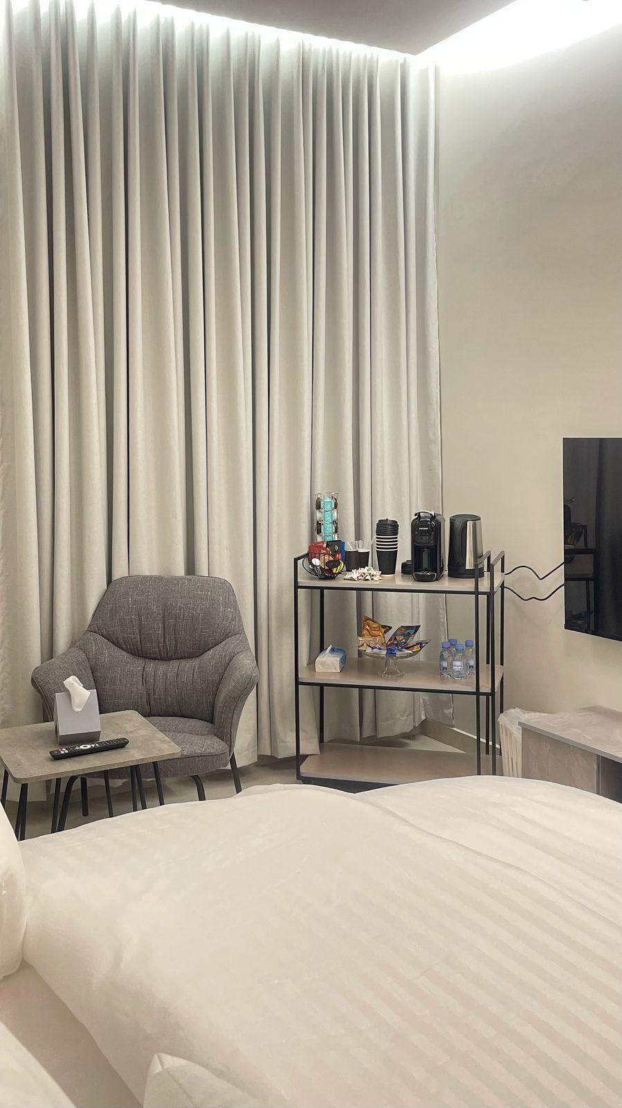 Elegant Studio with Comfortable and Simple Furniture | 5581 Bedroom