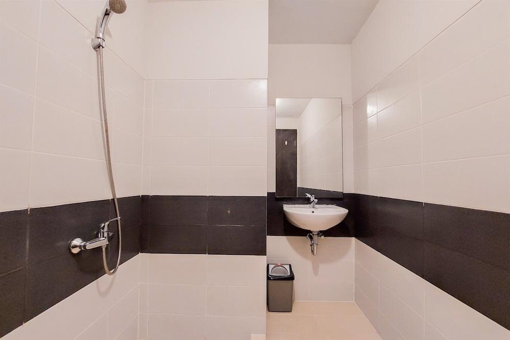 Nice And Comfort 1Br Apartment At Scientia Residence Bathroom