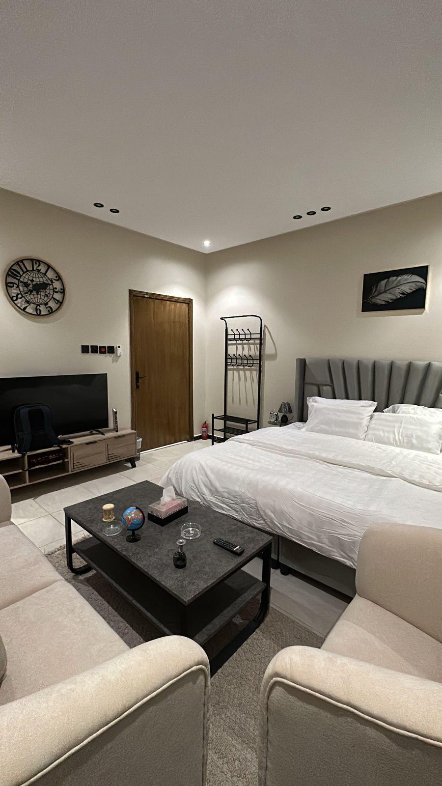 Elegant Studio with Comfortable and Simple Furniture | 5676