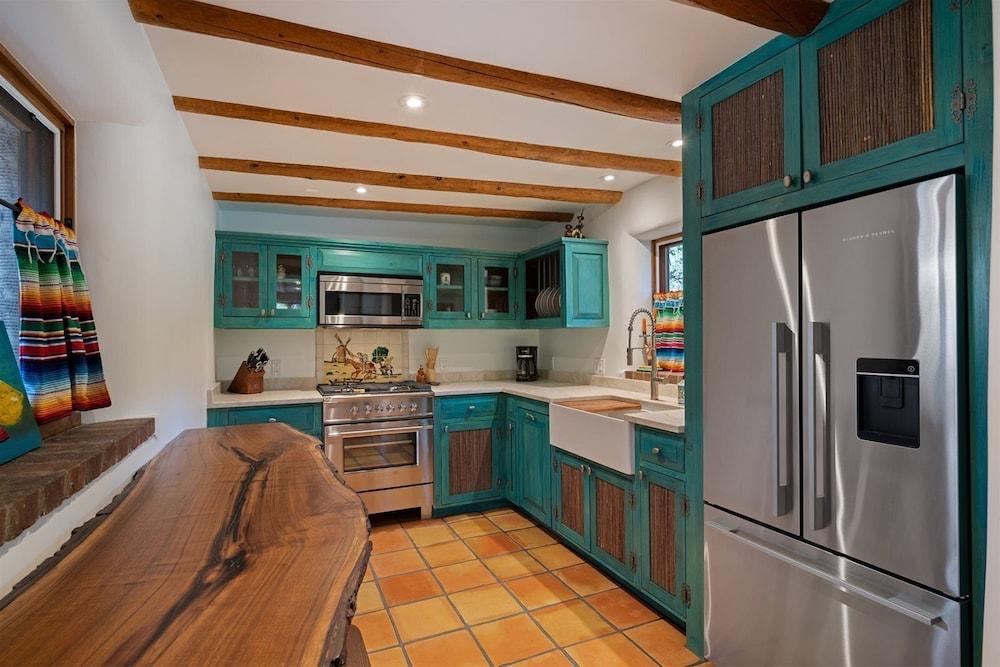 دانسينج هار - كولورفول آند إنفيتينغ تيسوك هوم رايت نيكست تو بيشوبز لودج المنطقة الخارجية