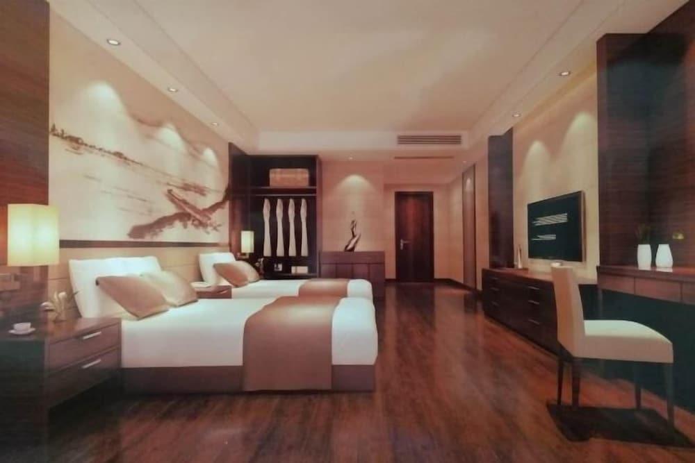 Mao Feng Hotel (Guangzhou Nancun Wanbo Metro Station)