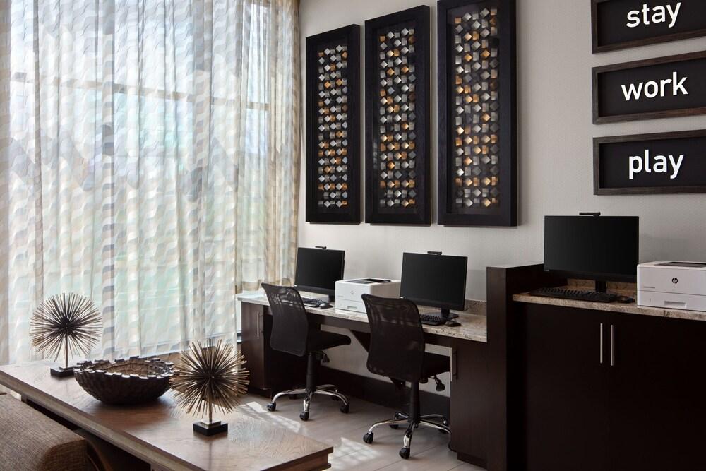 تاونبليس سويتس مطار بوسطن لوجان /تشيلسيا الردهة