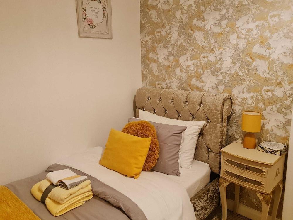 Immaculate 3-bed House in Middleton Room