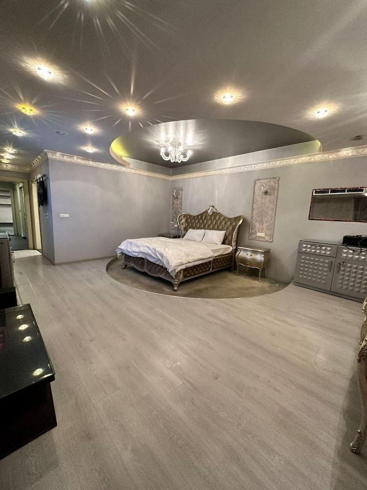 villa In Beverly Hills with pool Room