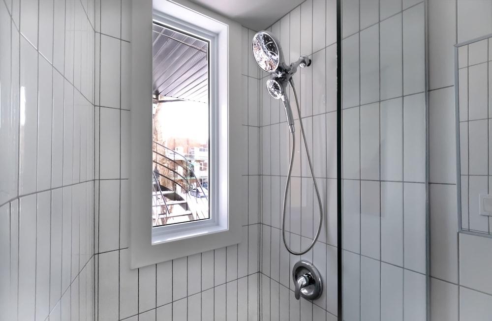 Stylish 2-BR Apt in the Heart of Plateau Bathroom