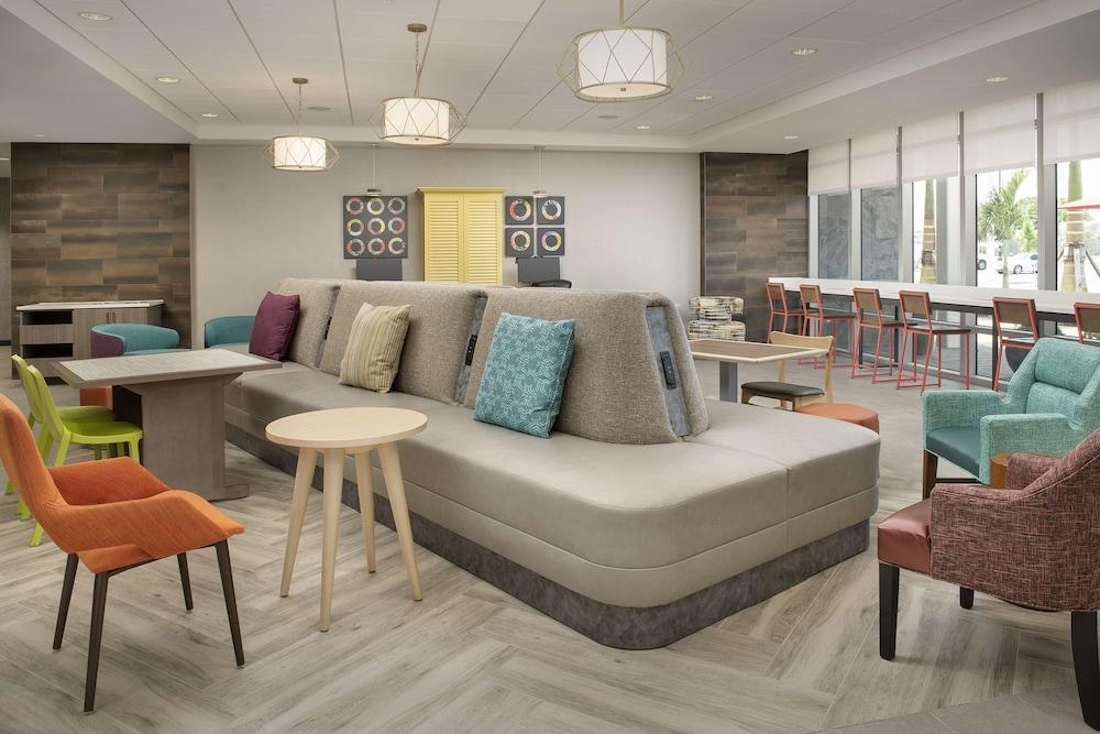 هوم2 سويتس باي هيلتون فورت مايرز أيربورت الردهة