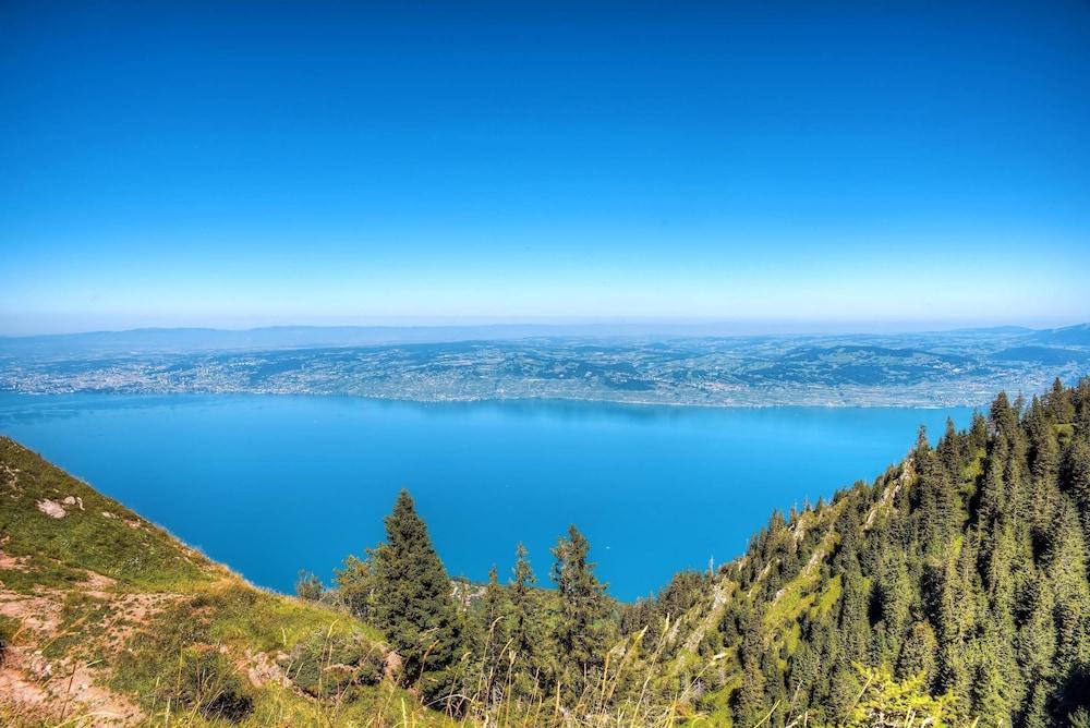 زينيتود إيفيان ليه تيراسيس دو لاك، آن أسيند كوليكشن هوتل المنطقة الخارجية