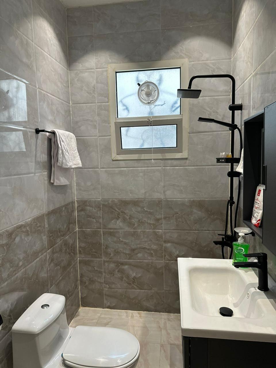 Elegant Apartment with Self Check-in | 5679 Bathroom