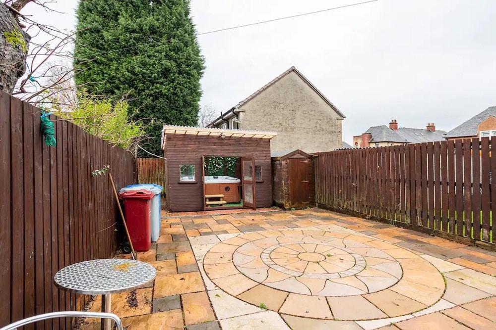 Captivating 2-bed House in Hamilton With Jacuzzi Property Grounds