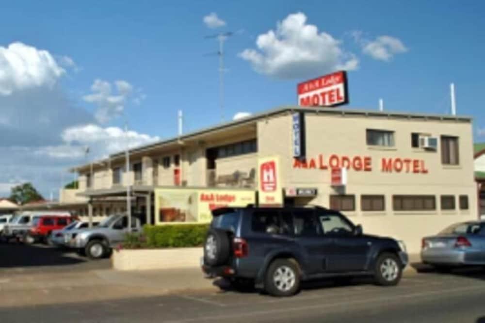 A & A Lodge Motel Emerald Exterior