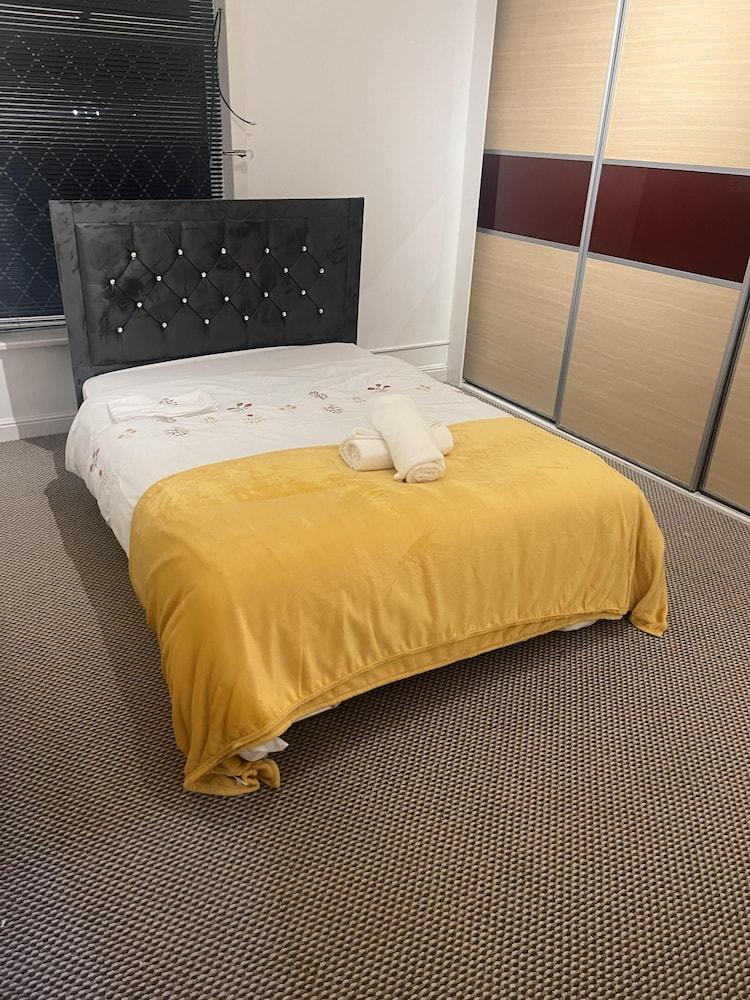 كوزي 3 بد رومز بيرمينغهام هاوس ويذ بول تابل غرفة