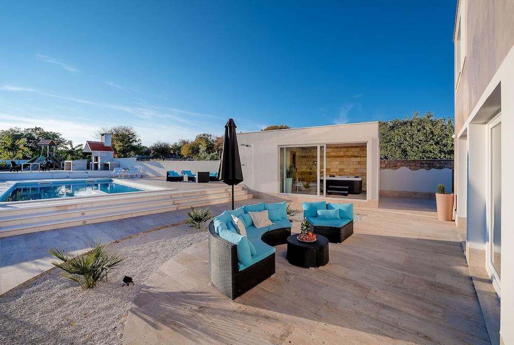 Inland villa Senses with pool and spa Exterior