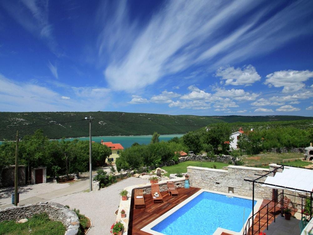 أوثينتيك هوليداي هوم إن باربان ويذ سويمينج بول زحليقة مائية