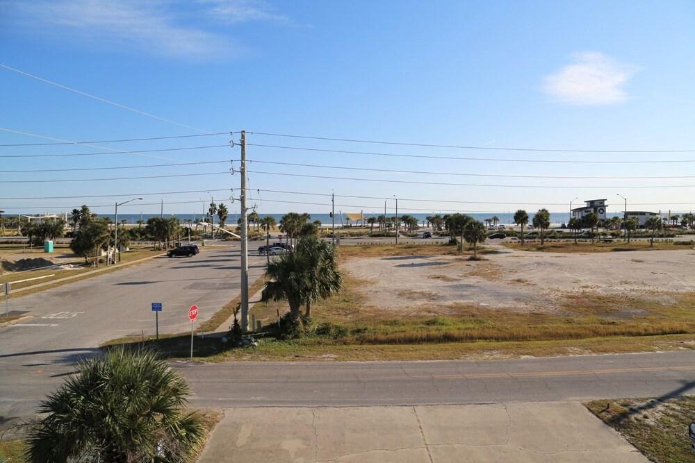 ذا بورد ووك بيتش هانج أوت بي ثري بيد روم هوم باي ريدونينج المنطقة المحيطة بالمنشأة