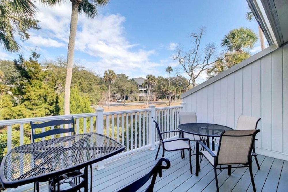 راكيت كلوب 36 باي وايلد ديونز، إن ريزورت كور المنطقة المحيطة بالمنشأة