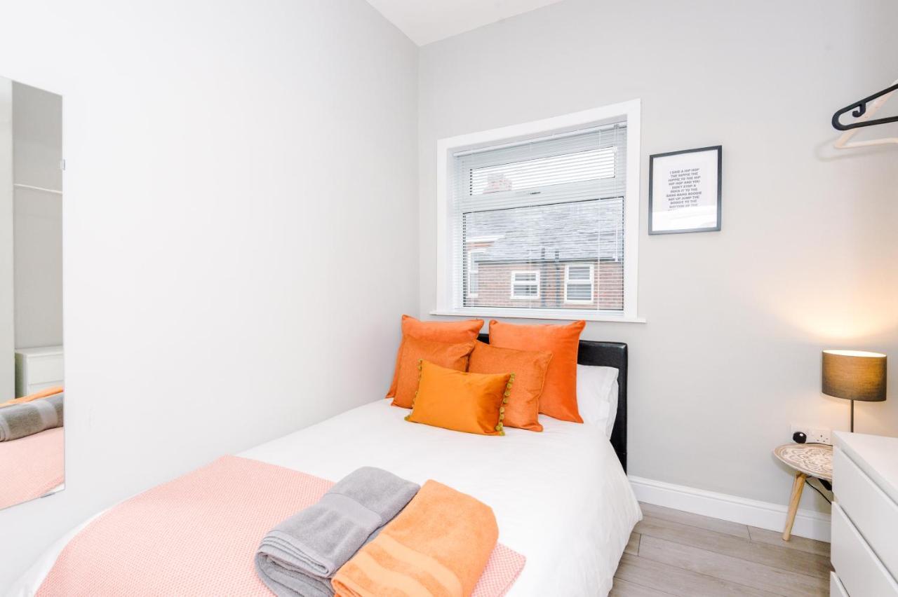 3- بد هاوس إن سالفورد - هوستد باي إم سي آر دينس أخرى