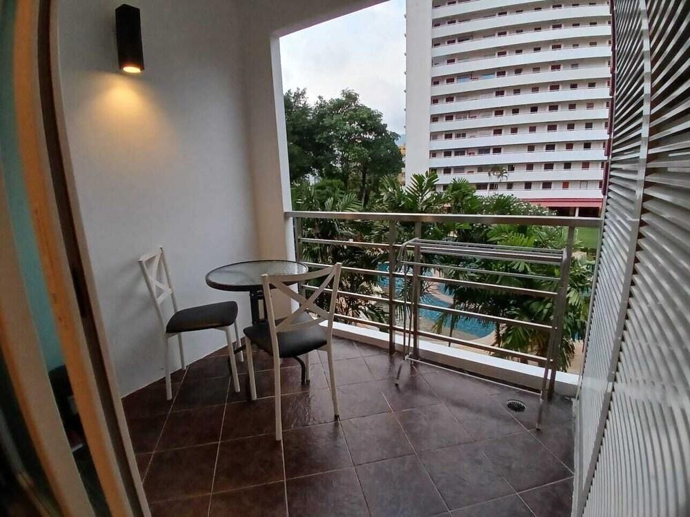 6-30 - 1 Bdr Condo With Balcony and Shared Pool Property Grounds