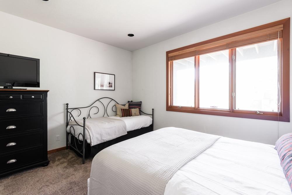 سكارليت باي أفانتستاي سبيشوس ماونتن هوم بي/ جورجاس فيوز آند هوت توب غرفة