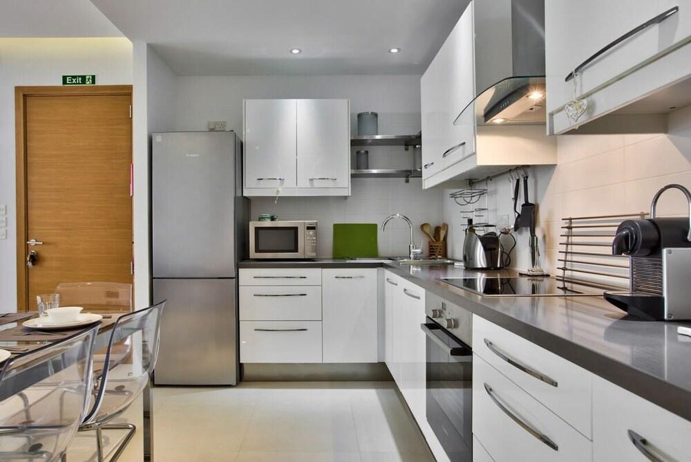Stunning Sliema 2 Bed Apt Meters Away From Beach Room