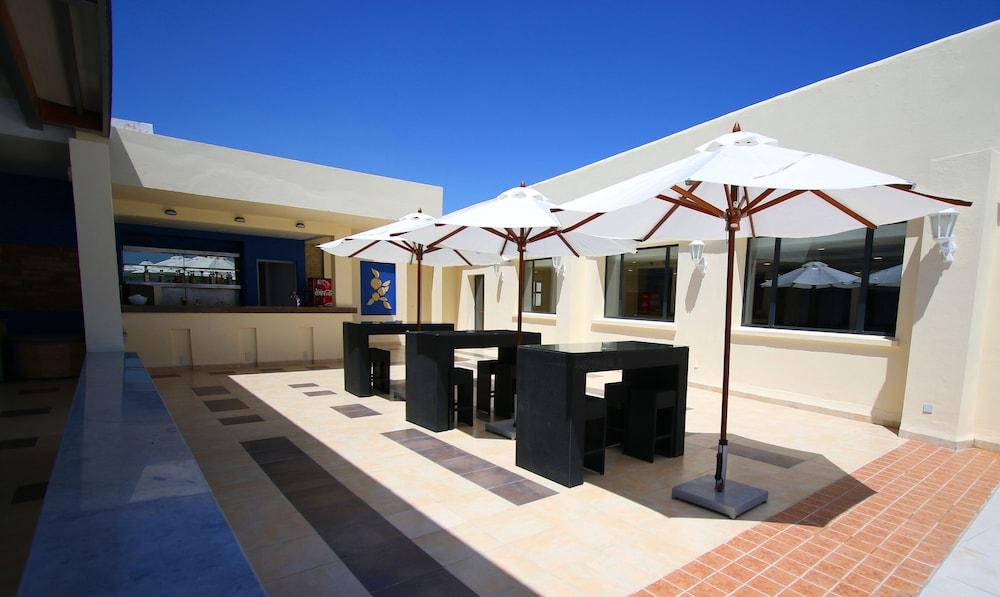 منتجع عمر الخيام ريزورت آند أكوا بارك تفاصيل الفندق من الخارج