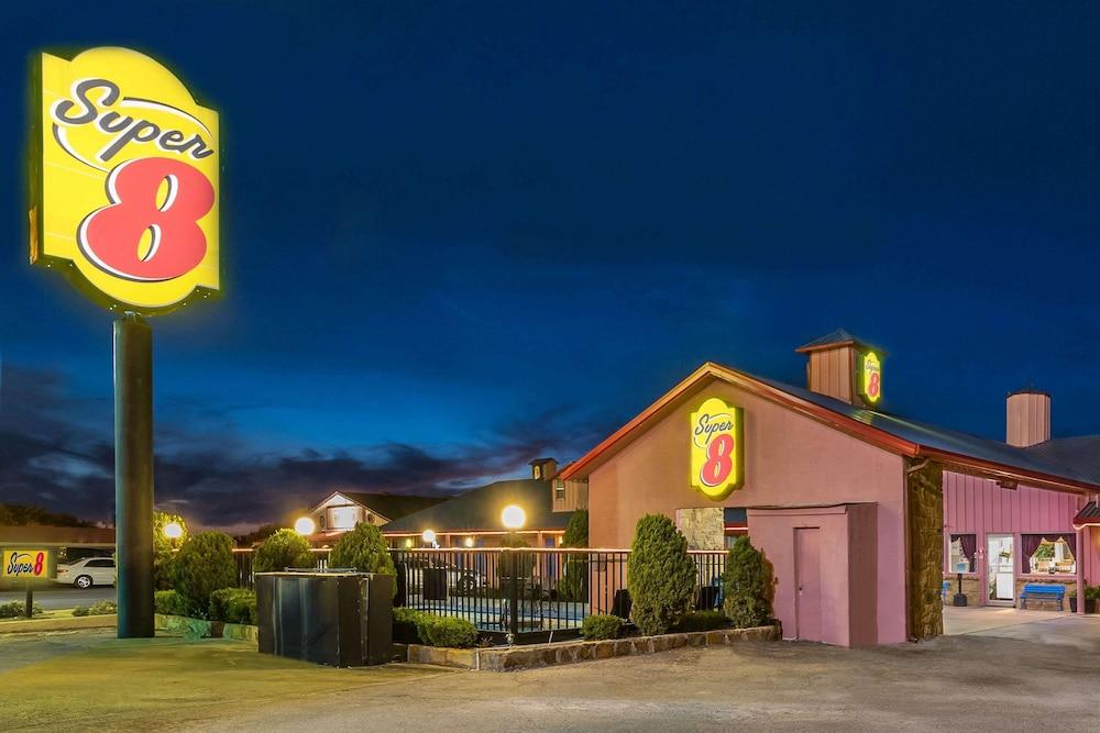 Super 8 by Wyndham Eastland Featured Image