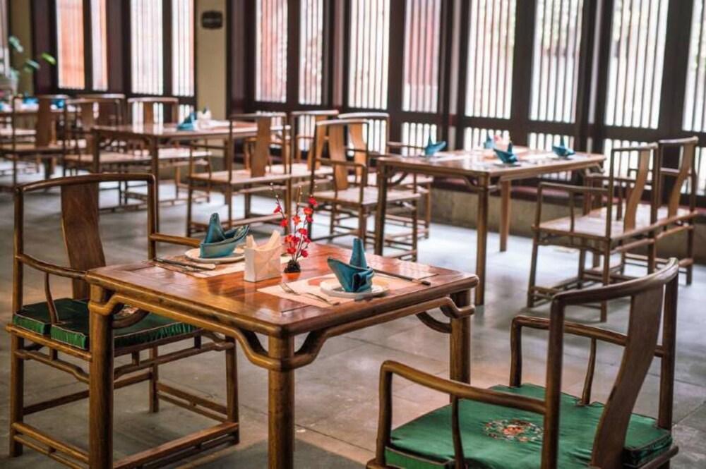 فلورال هوتل هوتشو شينينجزان تشينزيانج منطقة الجلوس في الردهة