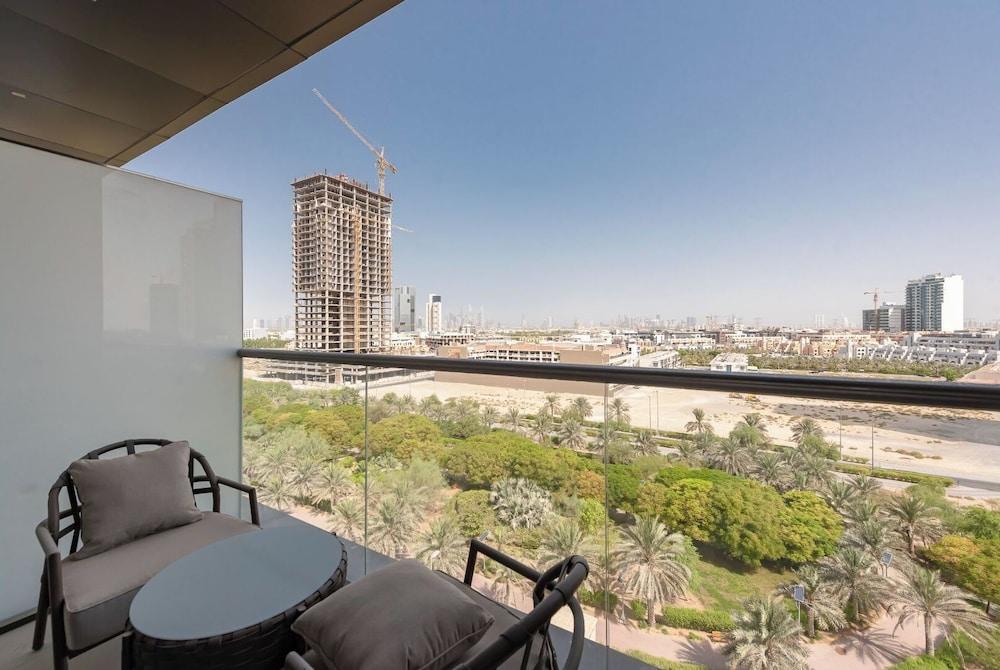 إستوديو فسيح في بارك فيو دبي مع شرفة المنطقة المحيطة بالمنشأة