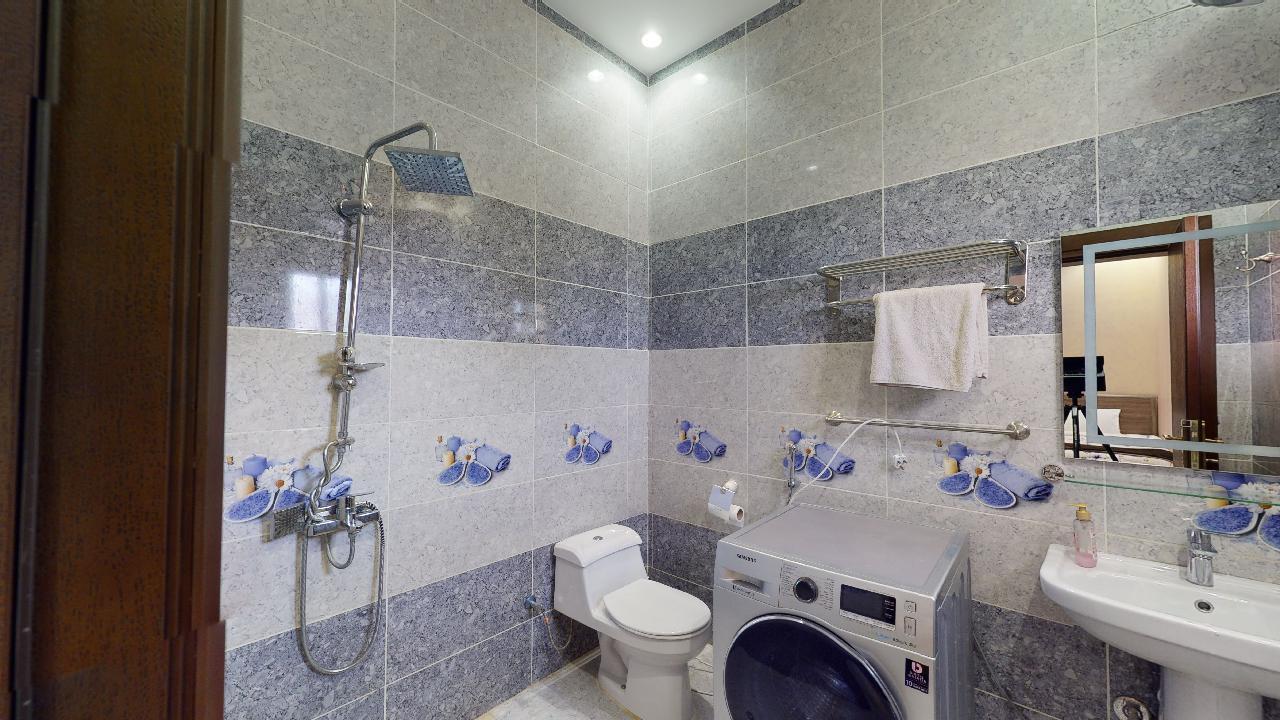 Comfy Chalet with Comfortable and Simple Furniture | 905 Bathroom