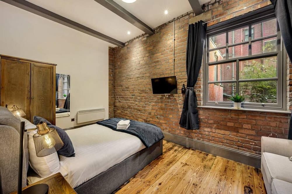 Host Apartments Bands Warehouse II Room