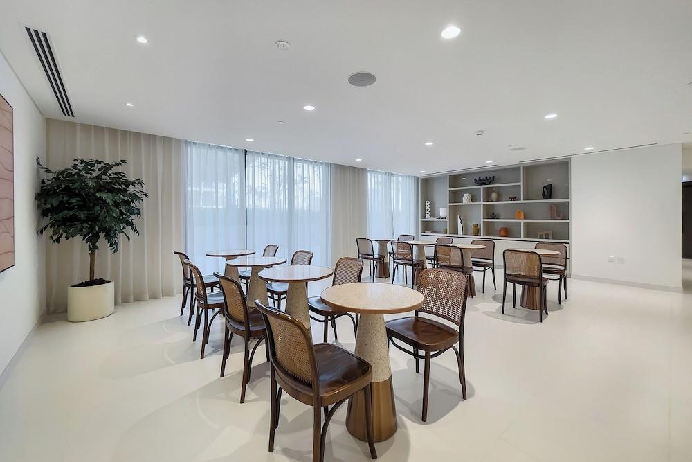 شقة مذهلة بغرفة نوم واحدة في مارينا فيستا الفندق من الداخل