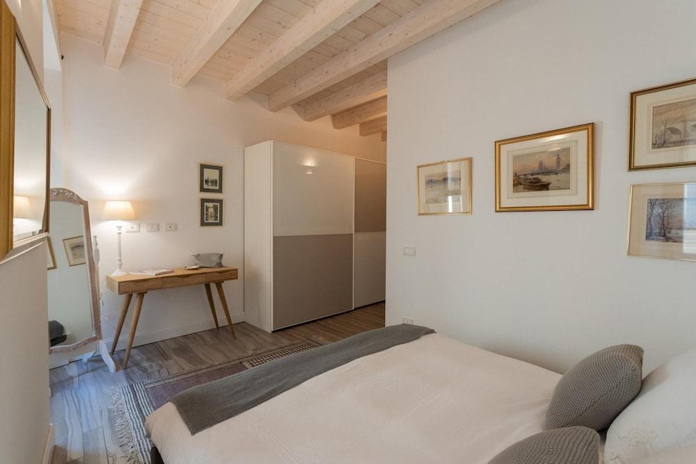 Co-c933-adia67a1 - White Suite With Private Terrace Room