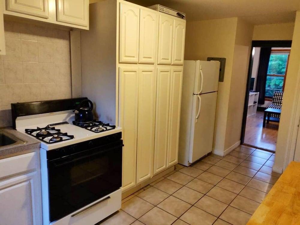Serene Studio close to NYC. Walk to shops, PATH Private kitchen