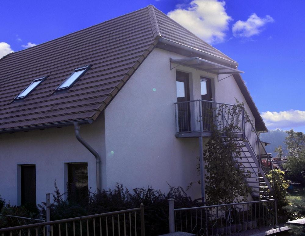 أبارتمنت إن لوكايتستال جوسدا ويذ باركينج سبايس المنطقة الخارجية