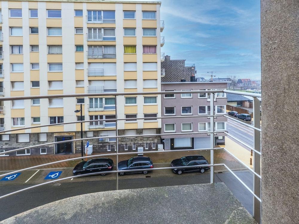 Flat in Zeedijk Near the Sea Exterior