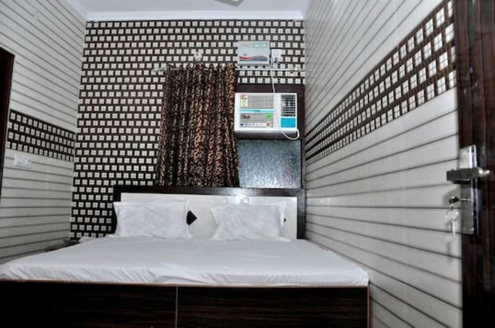 Goroomgo Revoli Amritsar Room