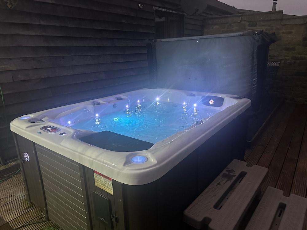 ميجيل كوتيدج أيه كوزي ريتريت ويذ هوت توب مغطس سبا مكشوف