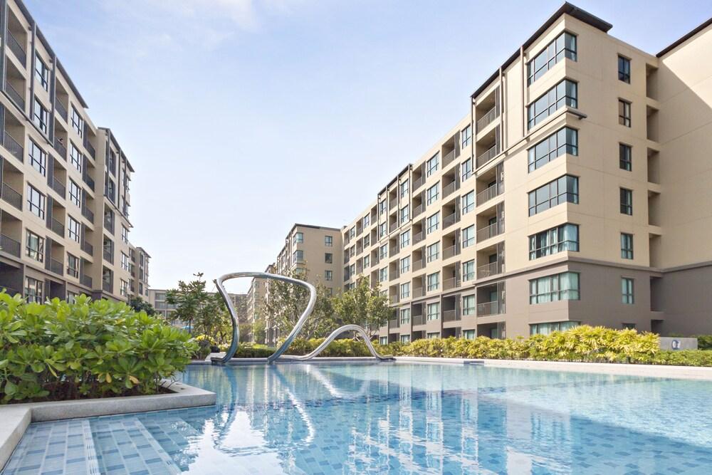 رين تشا آم هوا هين باي جون آند بوب حمام سباحة مكشوف