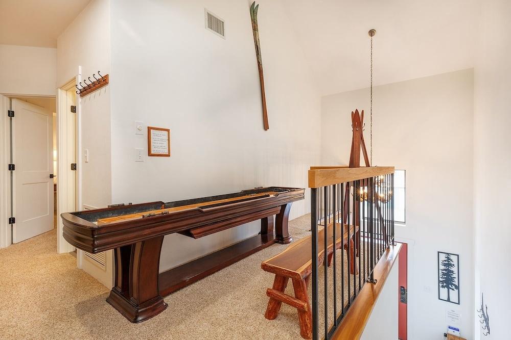 Seven Springs 4 BR Premium Condo, Deck with Views by RedAwning Interior