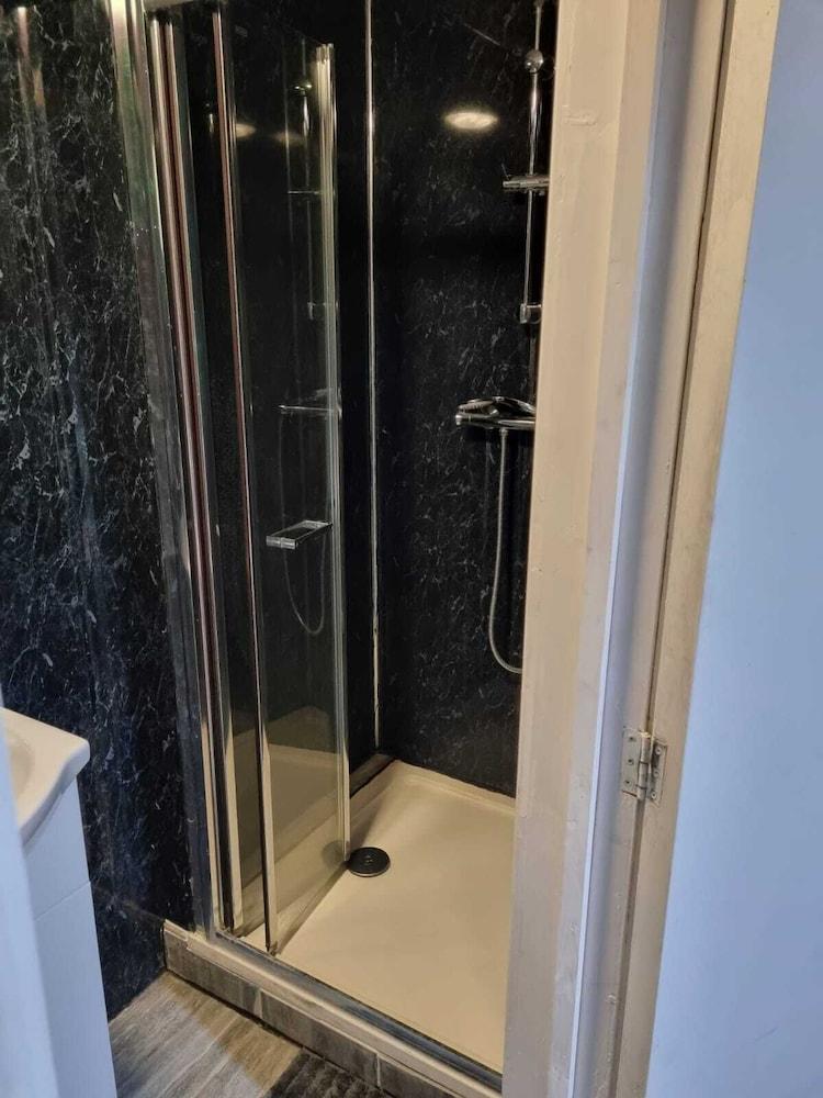 لافيلي 5 بد هاوس إن رومفرد، جريتر لندن حمام