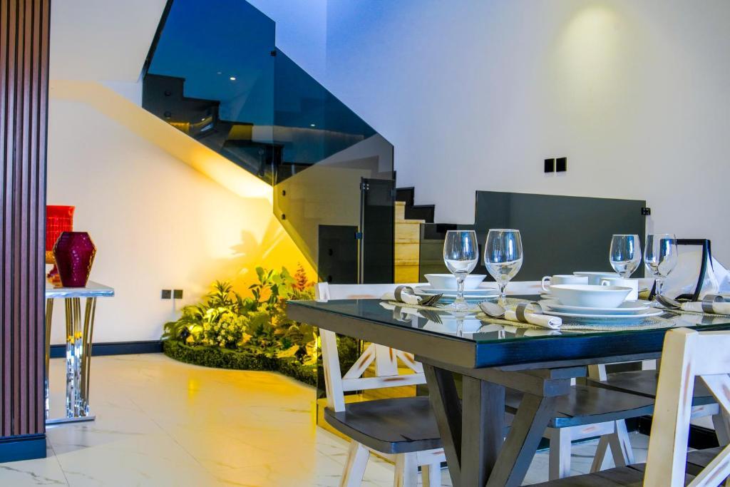 ذا لاند فيلا ويذ برايفت بول - 2 أخرى