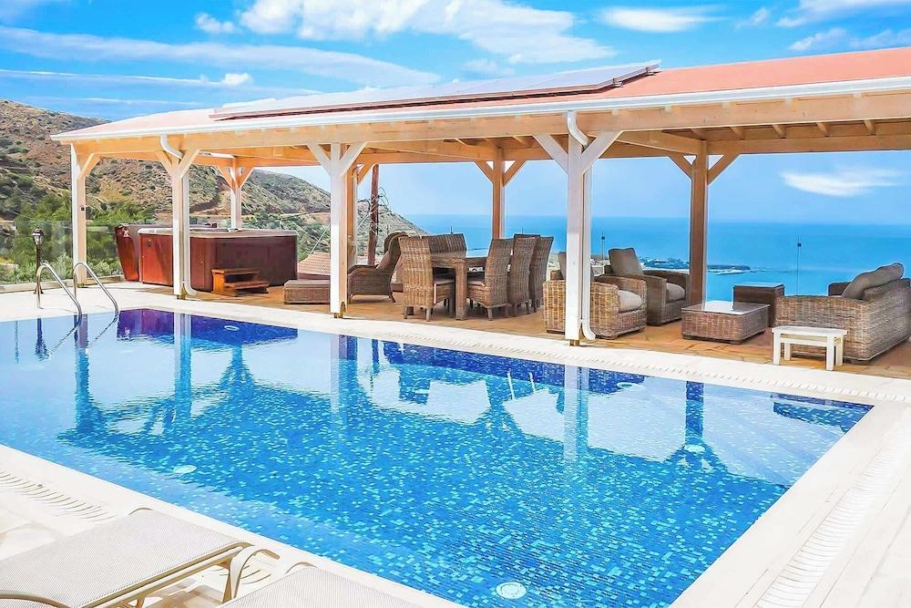Pomos View Exterior