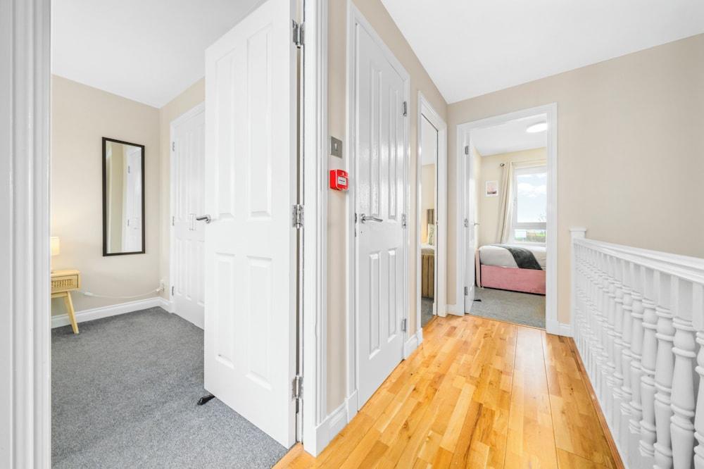 مودرن 5 بد د تاون هاوس ويذ فري باركينج داخلي