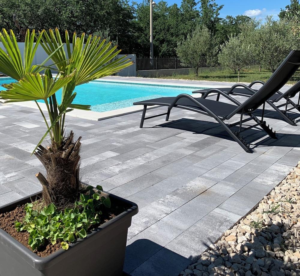 هوليداي هوم بيوجراد نا مورو ويذ برايفت بول مينتس فروم أدرياتيك سي زحليقة مائية