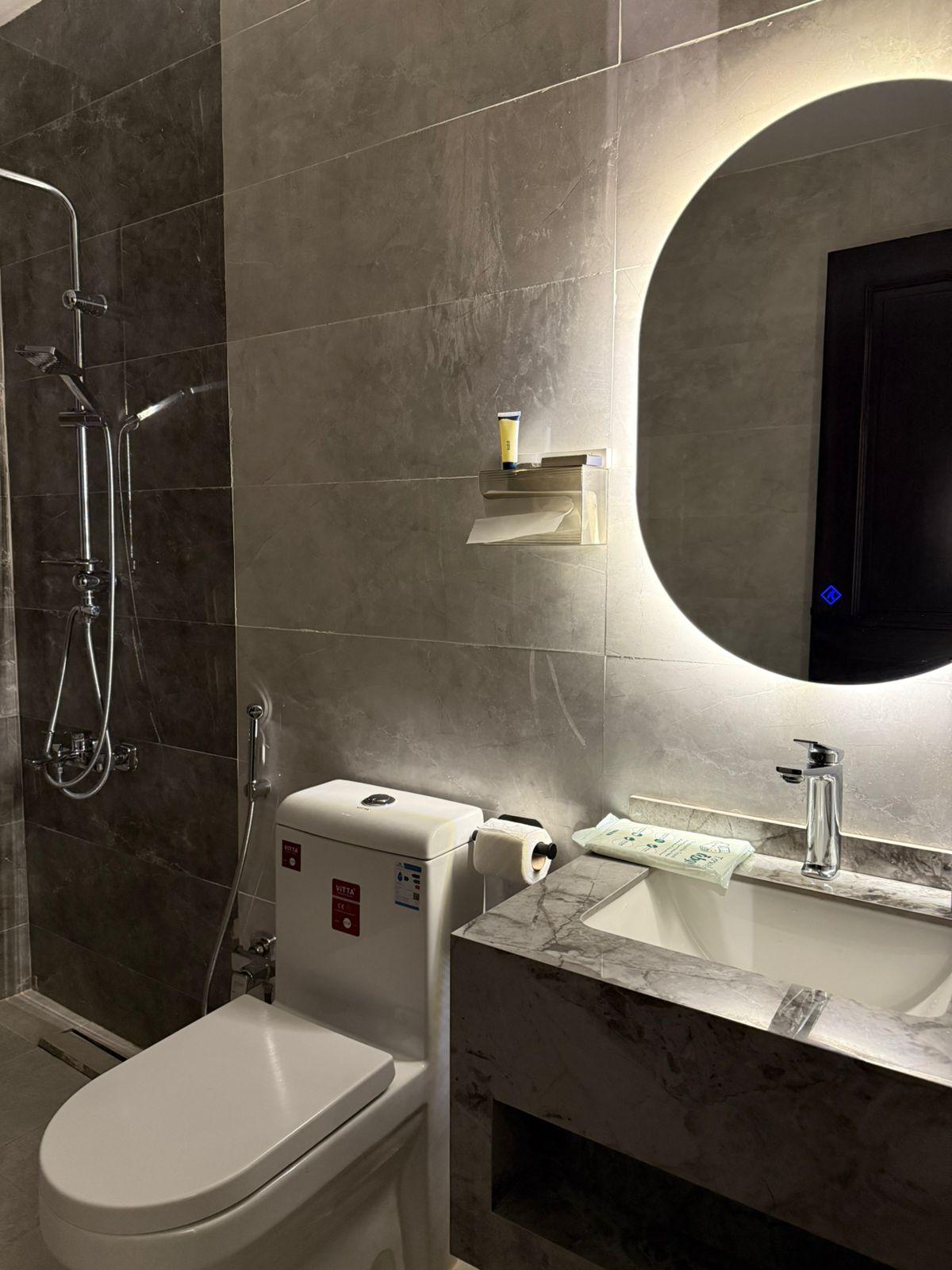 Elegant Suite with Comfortable and Simple Furniture | 5794 Bathroom